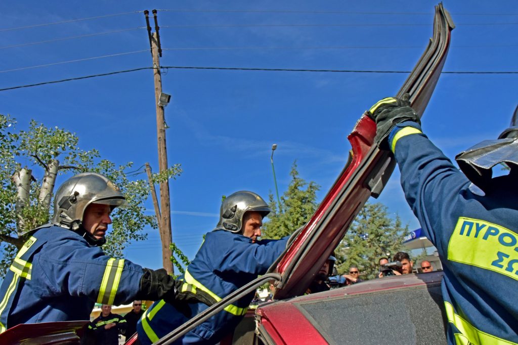 Μενίδι: Στην εντατική γυναίκα μετά από τροχαίο – Την απεγκλώβισε η πυροσβεστική