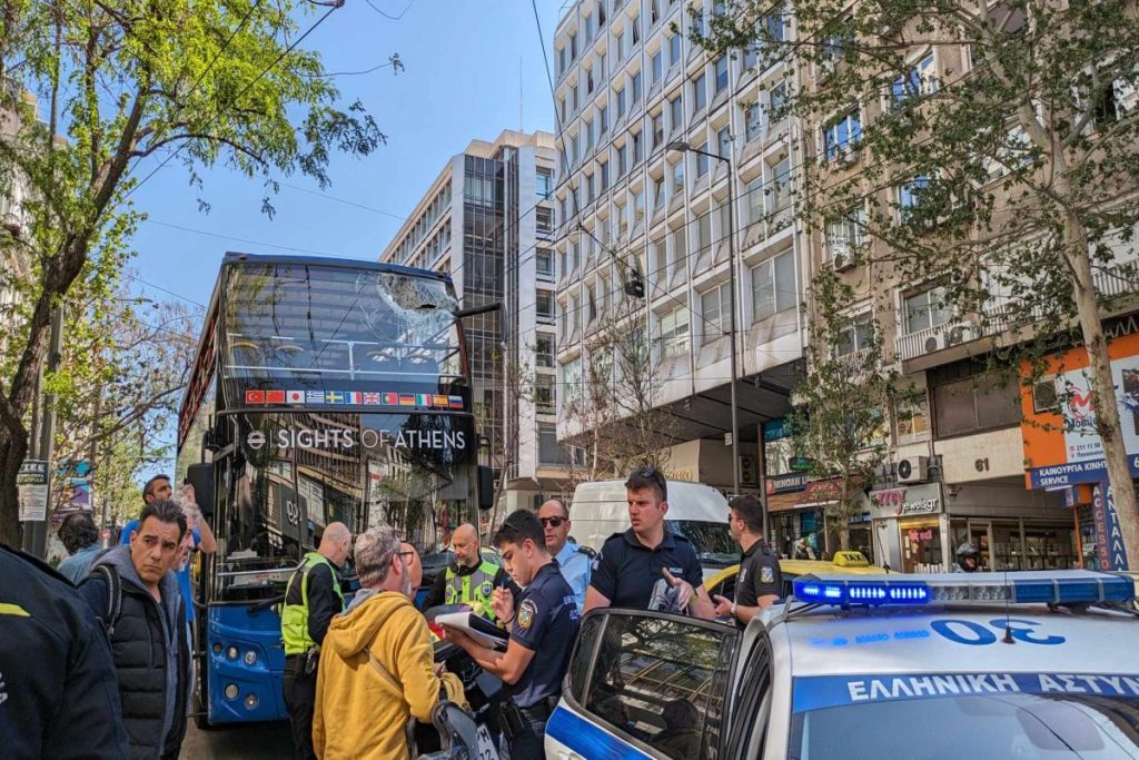 Πανεπιστημίου: Καλώδιο τρόλεϊ έπεσε σε ανοιχτό τουριστικό λεωφορείο – Αναφορές για τραυματίες