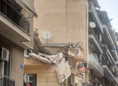 Πειραιάς: Κατέρρευσε κτίριο στο Πασαλιμάνι – Ενας νεκρός