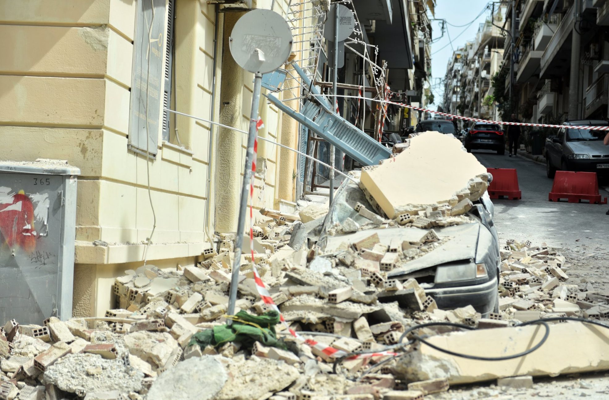 Πασαλιμάνι: Ελεύθεροι οι 8 εργάτες για την κατάρρευση κτιρίου – Κρατείται ο εργολάβος
