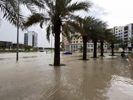 Ντουμπάι: Ενας νεκρός από πρωτοφανείς καταιγίδες στα Εμιράτα