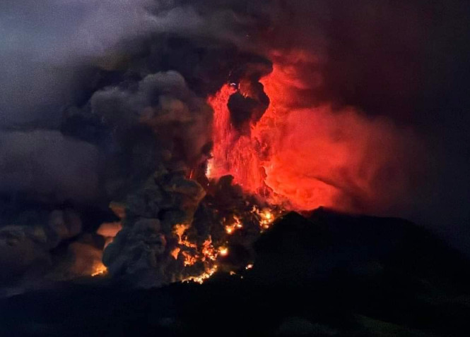 Ινδονησία: Έκρηξη ηφαιστείου – Εκκενώθηκαν δύο χωριά