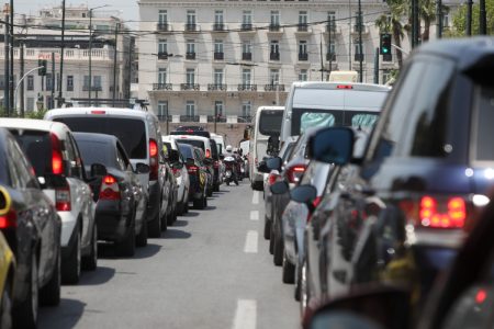 Κίνηση: Δύσκολη η κυκλοφορία στους δρόμους της Αθήνας