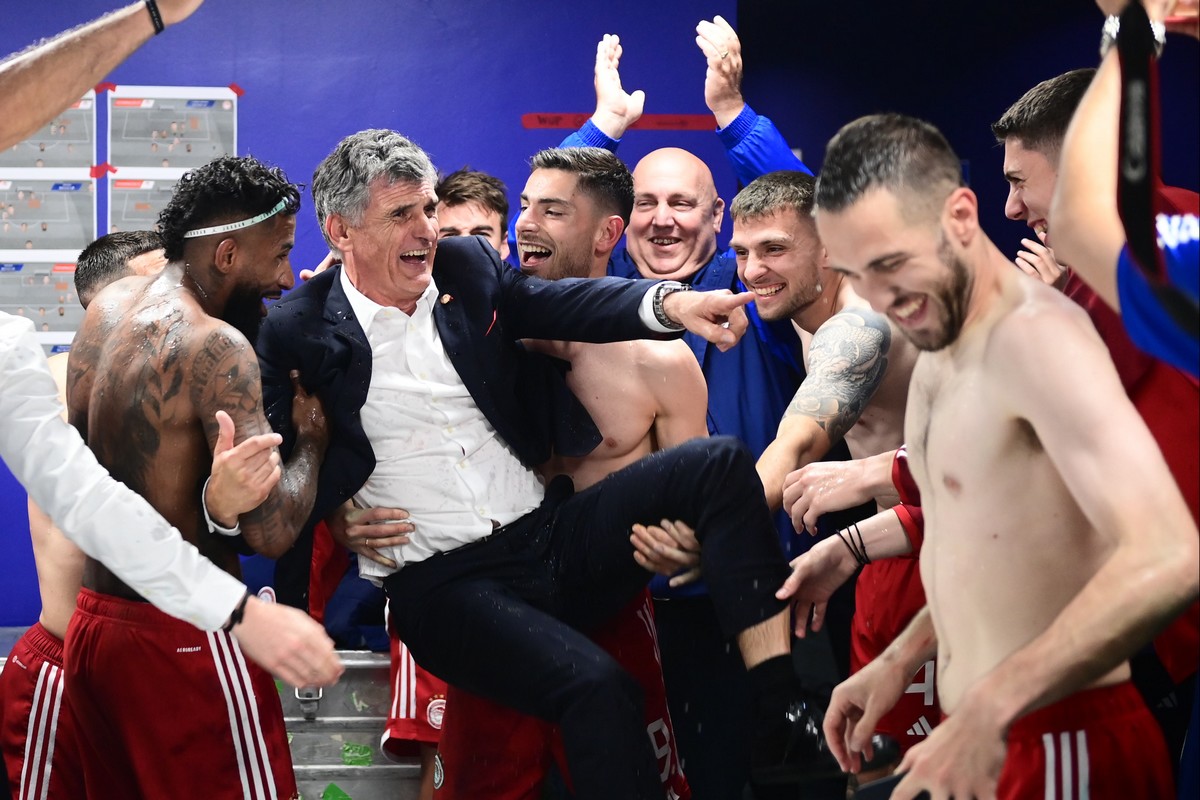 Ολυμπιακός: Αποθέωση για τον Μεντιλίμπαρ – Ερυθρόλευκο πάρτι στα αποδυτήρια