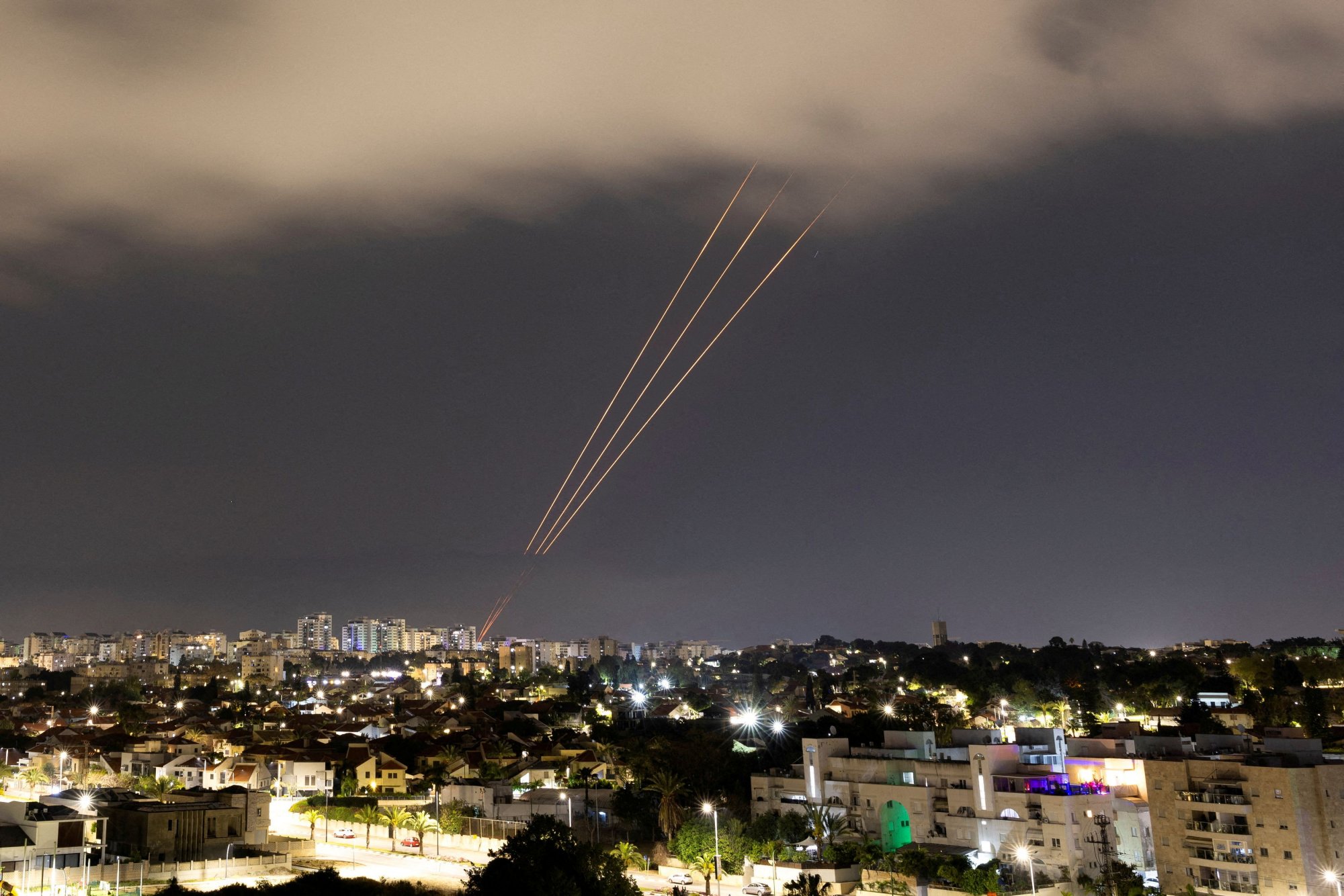Το Ισραήλ έπληξε στρατιωτική βάση στο Ιράν – Εκρήξεις σε Συρία – Ιράκ