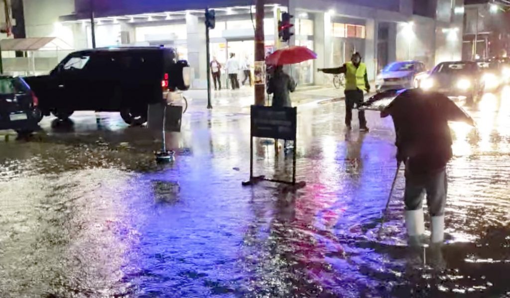 Η κακοκαιρία χτυπάει την Καρδίτσα: «Ποτάμια» οι δρόμοι