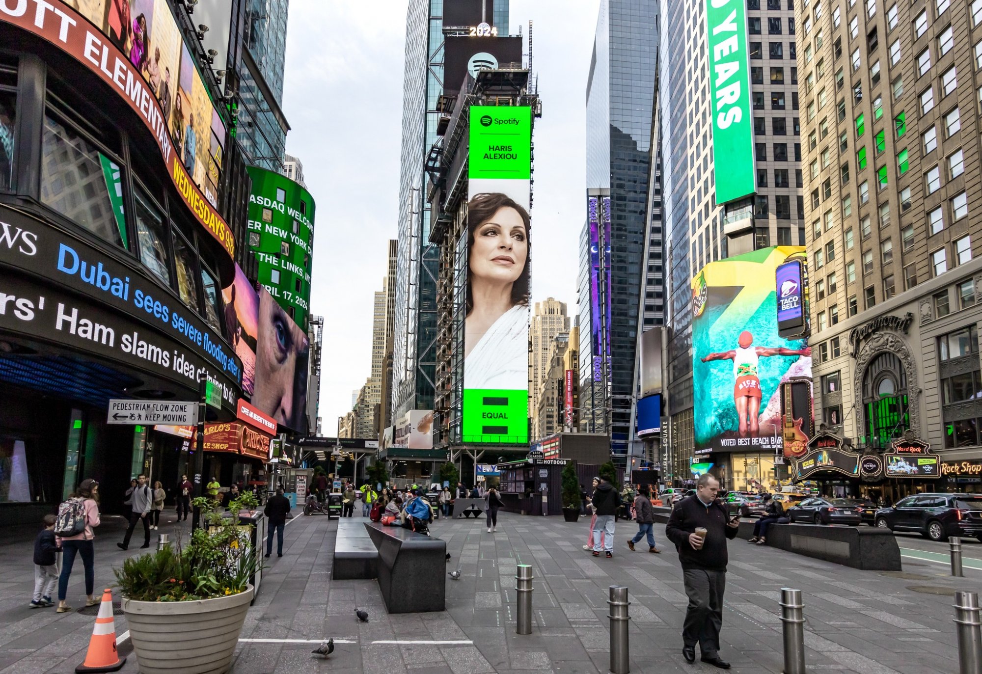 Στην κυκλοφορία του album της Taylor Swift, στο billboard της Times Square ήταν η Χάρις Αλεξίου