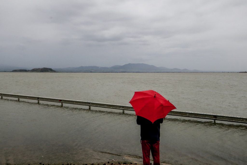 Καιρός: Πλημμύρισαν δρόμοι στη Θεσσαλία, χιόνια στη Μακεδονία