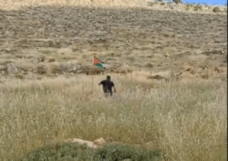 Ισραήλ: Η κλωτσιά Ισραηλινού σε σημαία της Παλαιστίνης με εκρηκτικά (βίντεο)