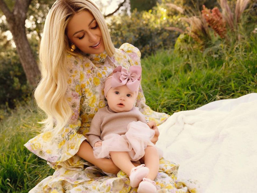 Η Paris Hilton μάς δείχνει για πρώτη φορά την νεογέννητη κόρη της