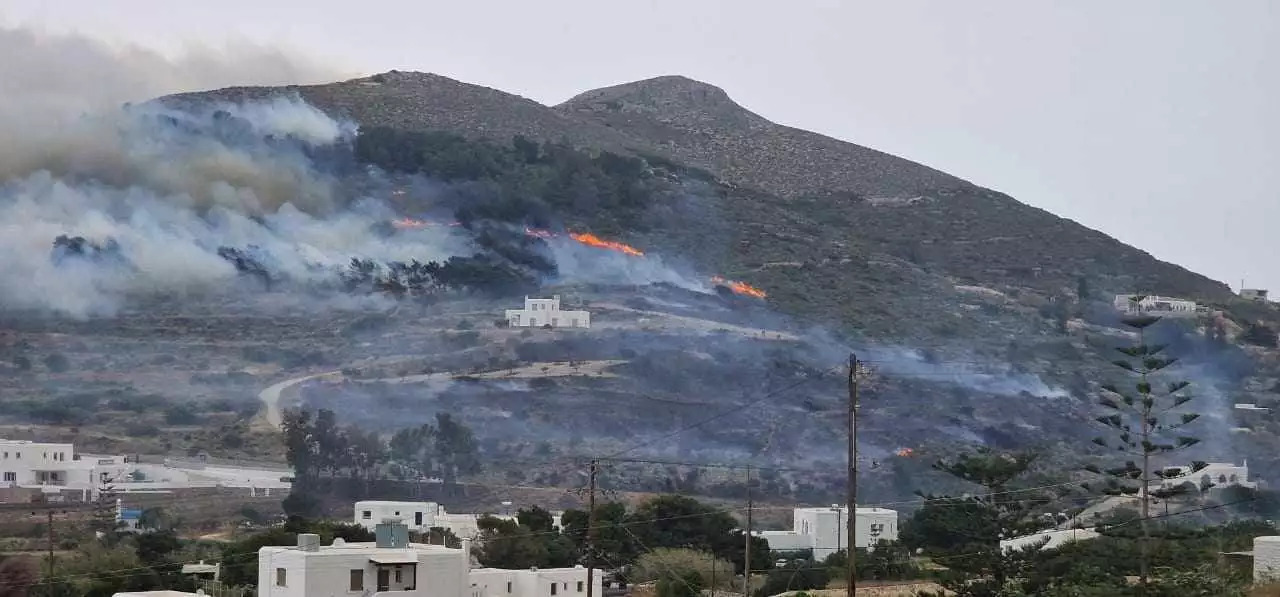 Φωτιά στην Πάρο: Καίει κοντά σε σπίτια – Μήνυμα του 112 για εκκένωση