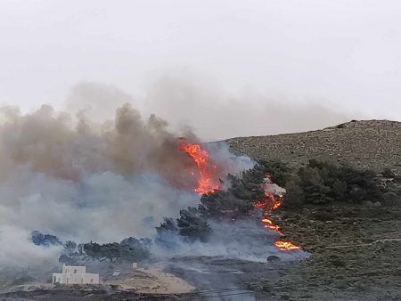 Βελτιωμένη εικόνα παρουσιάζει η φωτιά στην Πάρο