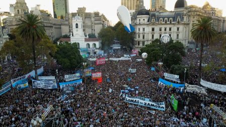 Αργεντινή: Ογκώδεις διαδηλώσεις κατά Μιλέι για λιτότητα – ιδιωτικά πανεπιστήμια