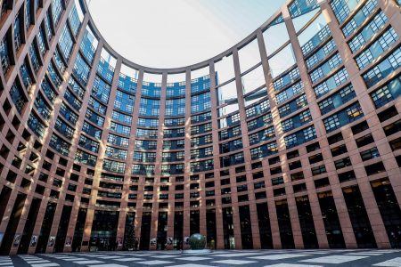Ευρωπαϊκό Κοινοβούλιο: Ψήφισε τη βελτίωση των συνθηκών εργασίας στις ψηφιακές πλατφόρμες