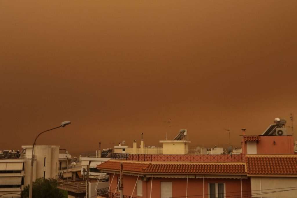 Αφρικανική σκόνη: Θολό τοπίο ξανά στην Αττική – Πότε υποχωρεί