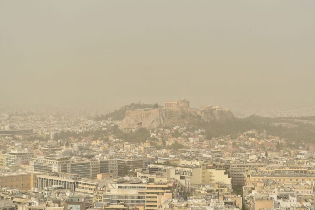 Καιρός: Σε κλοιό αφρικανικής σκόνης και σήμερα – Πού θα ρίξει λασποβροχές