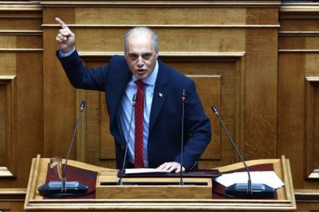 «Νουθεσία» Βελόπουλου στους βουλευτές ΝΔ – Εντονες αντιδράσεις στη Βουλή