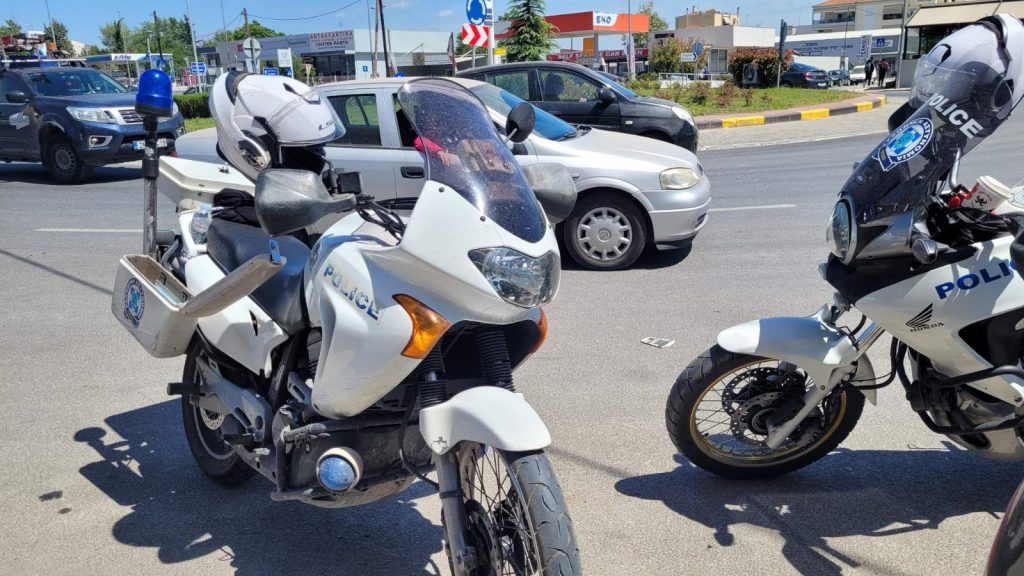 Λάρισα: Πατίνι συγκρούστηκε με αυτοκίνητο – Στο νοσοκομείο δυο ανήλικοι