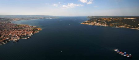 Τουρκία: Έκλεισαν προσωρινά τα Δαρδανέλια λόγω πυρκαγιάς σε πλοίο