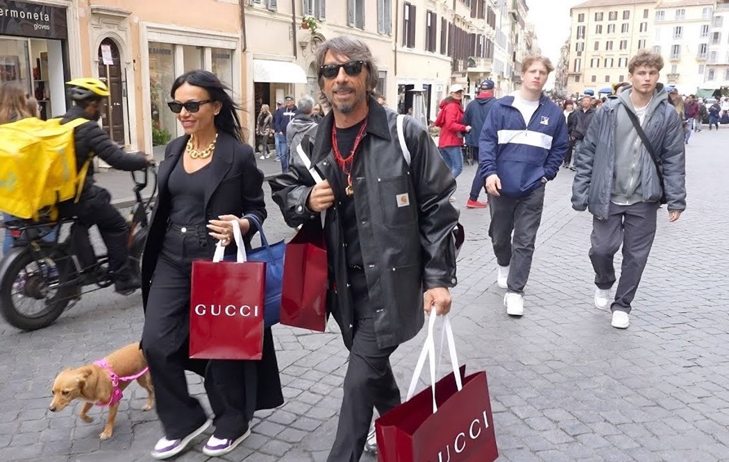 Ο Pierpaolo Piccioli στη Ρώμη με τσάντες Gucci στα χέρια είναι το πιο επικό τρολ στη σύγχρονη μόδα