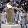Ολυμπιακή Φλόγα: Η εντυπωσιακή τελετή παράδοσης στο Παρίσι