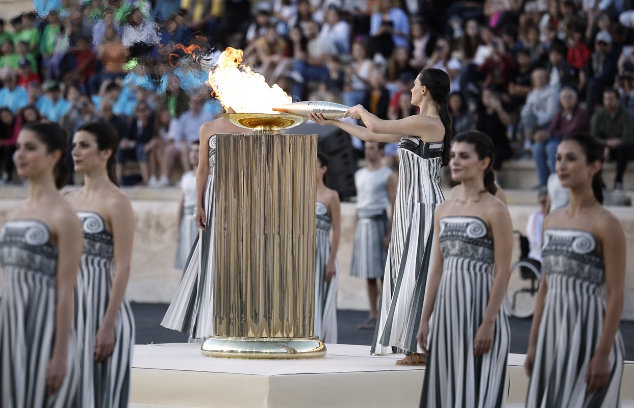 Ολυμπιακή Φλόγα: Η εντυπωσιακή τελετή παράδοσης στο Παρίσι