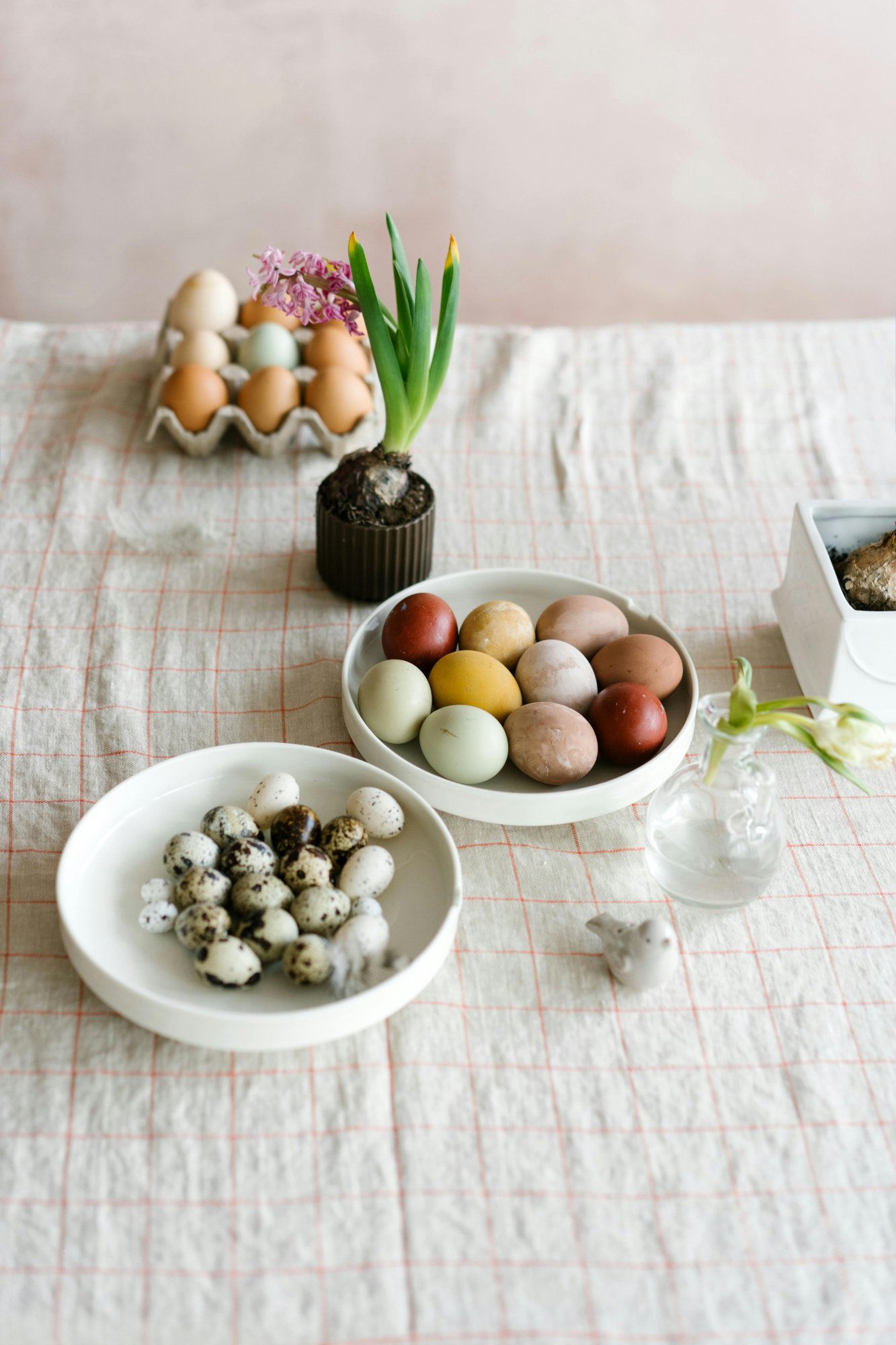 Πασχαλινά αβγά: Πώς να τα βάψετε με φυσικά υλικά