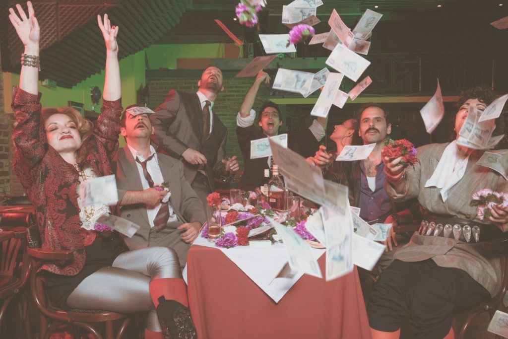 Πόθεν Εσχες: Μια παράσταση αναρωτιέται πού κονομήσαμε όλες αυτές τις παθογένειες