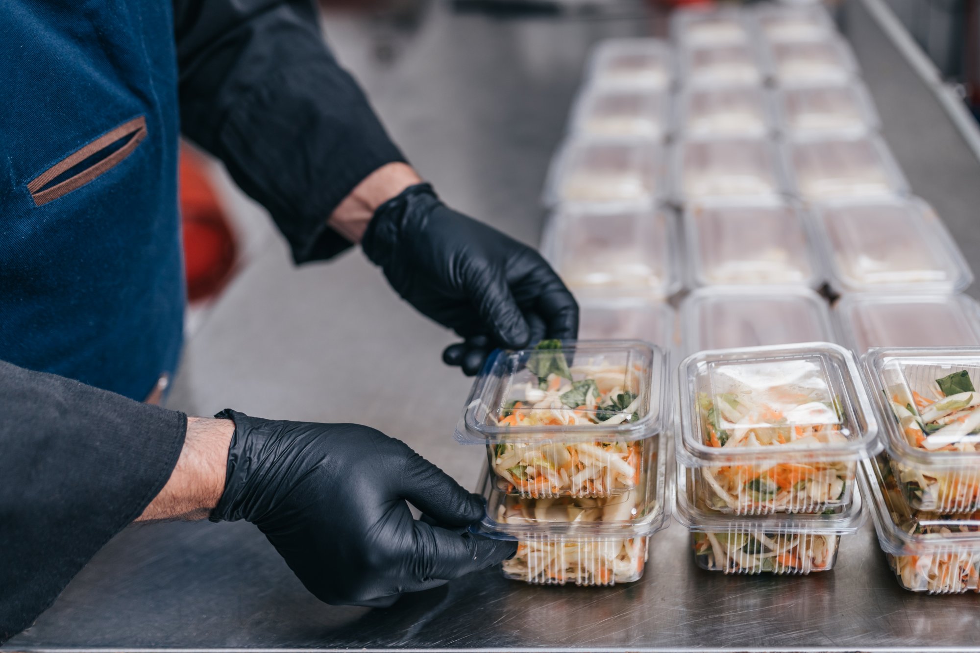 Μικροπλαστικά: 9.936 διαφορετικά χημικά σε πλαστικές συσκευασίες φαγητού!