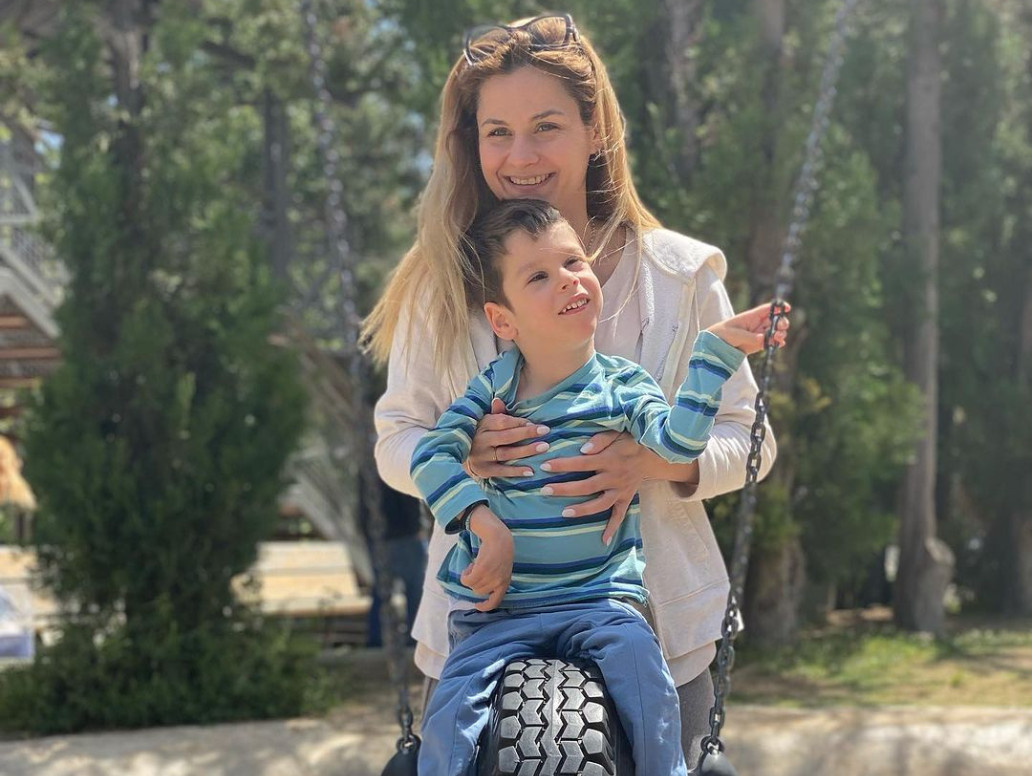 H Μαρία Τούβα μαζί με τον γιο της Δημήτρη χαρίζει το πιο όμορφο μήνυμα σε κάθε μητέρα