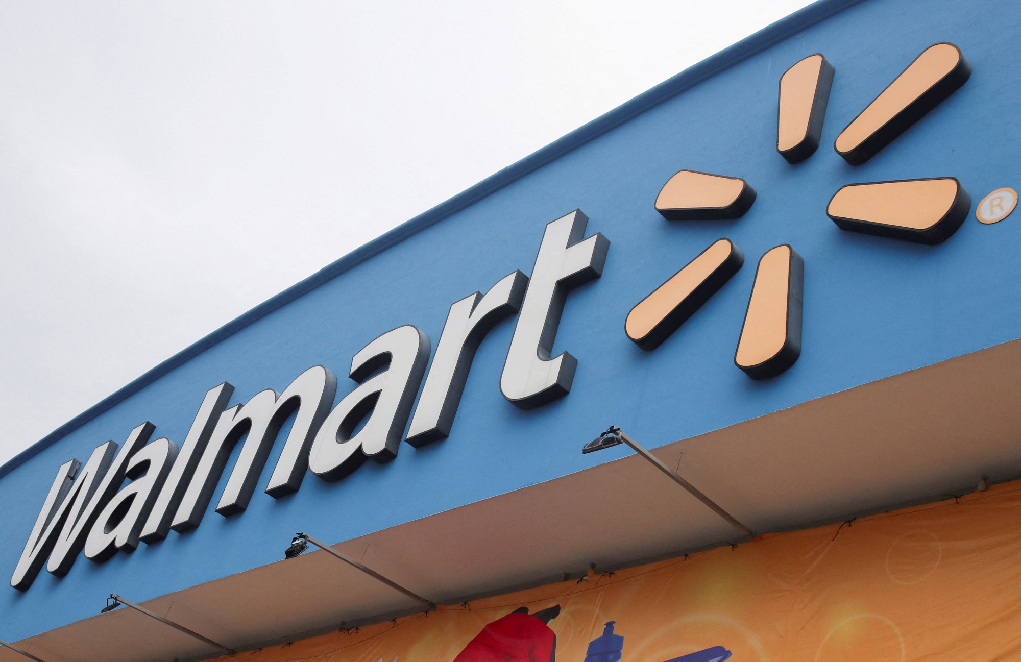 Walmart: Ζαλίζει ο μισθός του CEO – 976 φορές μεγαλύτερος από τις μέσες απολαβές