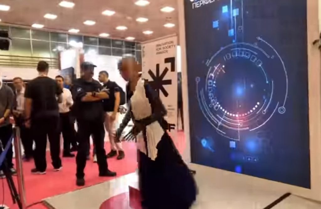 Ρομπότ Σοφία: Δεν είδε το σκαλοπάτι και έπεσε στη ΔΕΘ – Δείτε βίντεο