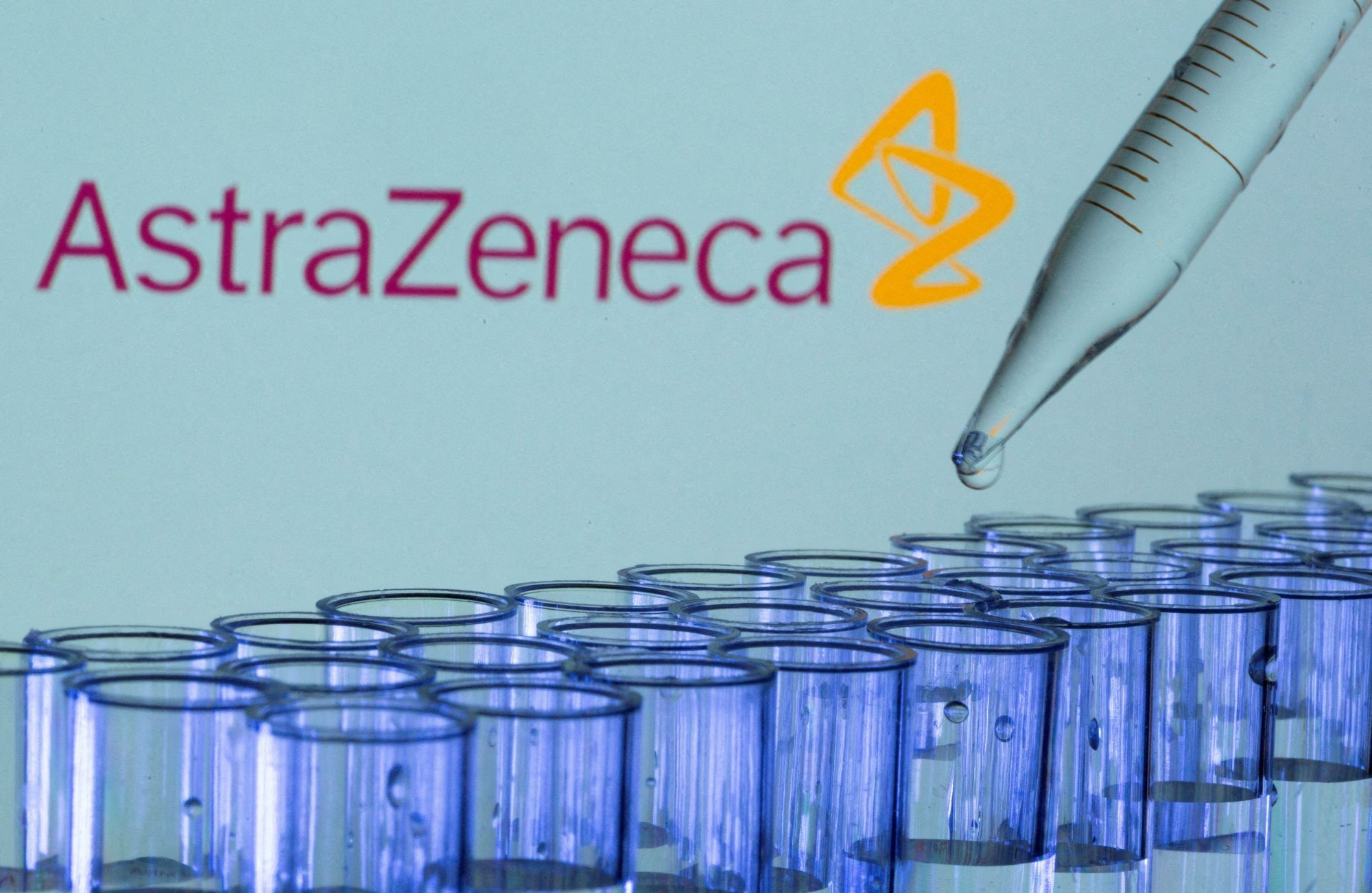 AstraZeneca: Παραδέχεται ότι το εμβόλιο κορωνοϊού προκαλεί σπάνιες παρενέργειες