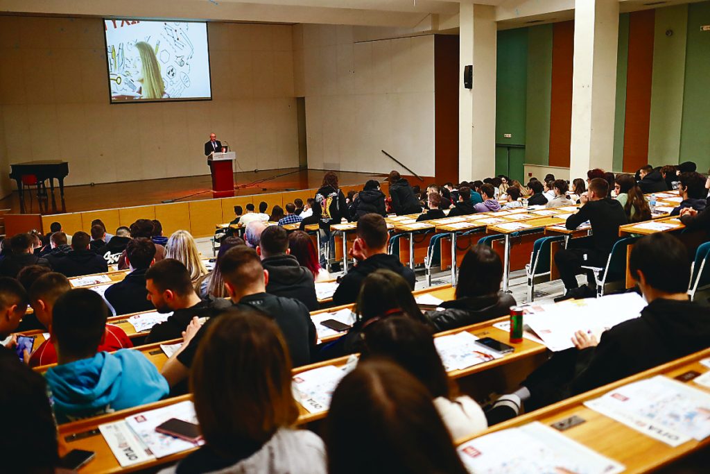 Μαθητές από 305 σχολεία μπήκαν στα αμφιθέατρά μας