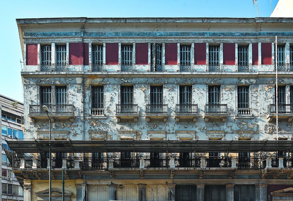 Γιατί πέφτουν οι τοίχοι στην Αθήνα