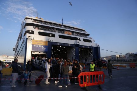 Πάσχα: Αδειάζει η Αθήνα – Το αδιαχώρητο σε εθνικές, λιμάνια και σταθμούς ΚΤΕΛ
