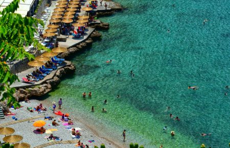 Θα επανέλθει το Κίνημα της Πετσέτας; Τι ισχύει με τις παραλίες το καλοκαίρι