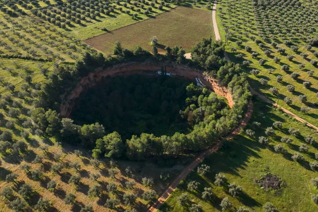 Πάσχα: Ανάσταση μέσα σε κρατήρα – Πού βρίσκεται το ξεχωριστό εκκλησάκι