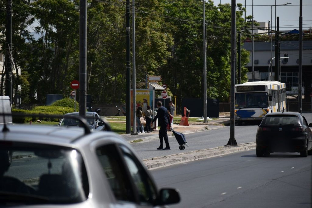 Πειραιώς: Όχημα παρέσυρε 5 άτομα, ανάμεσά τους τρία παιδιά – Σοβαρά το ένα