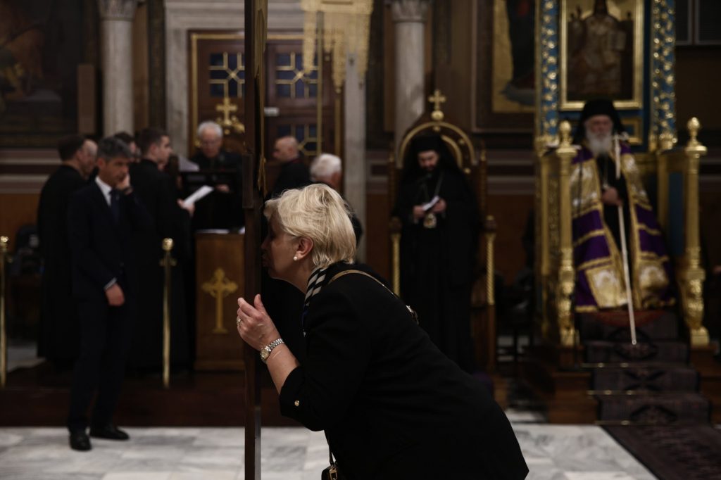 Μεγάλη Παρασκευή: «Η ζωή εν τάφω» – H κορύφωση του Θείου Δράματος