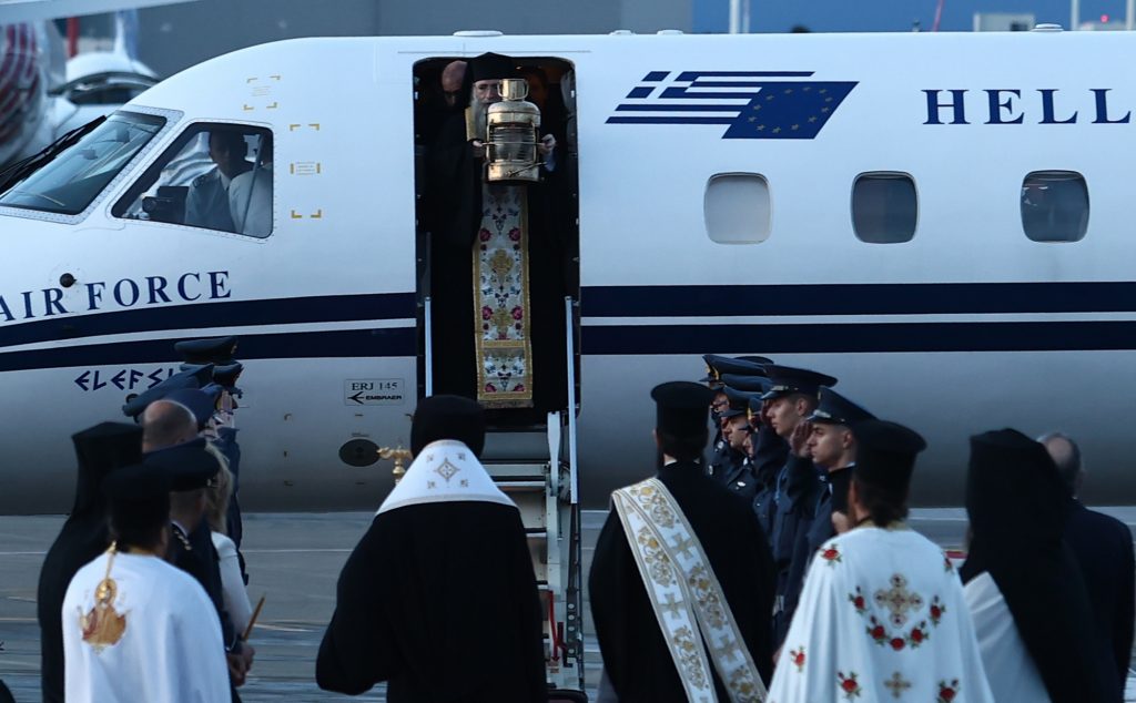 Άγιο Φως: Έφτασε στην Αθήνα, μεταλαμπαδεύτηκε στη χώρα