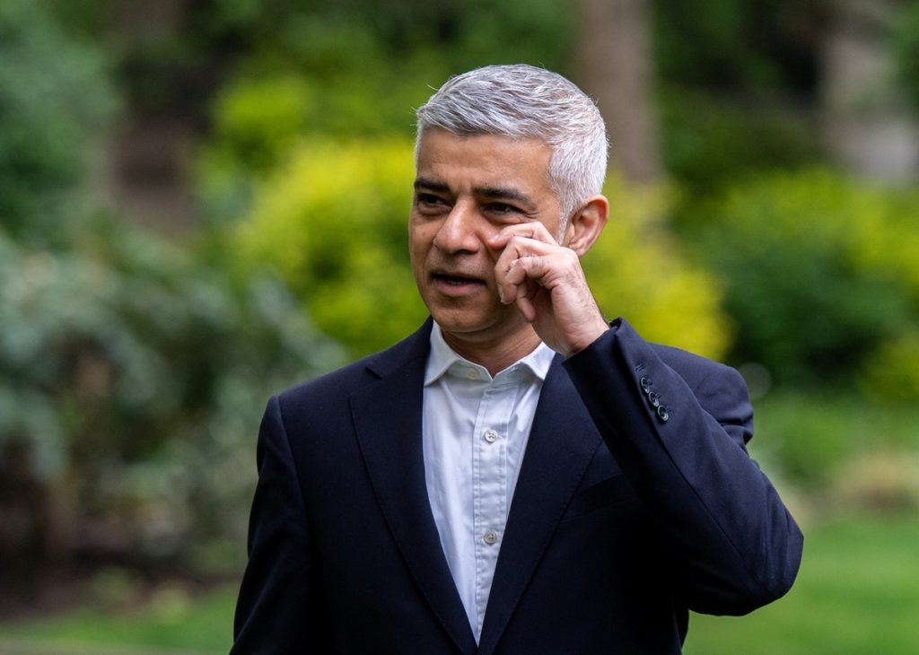 Λονδίνο: Ο Σαντίκ Καν γράφει ιστορία με τρίτη θητεία