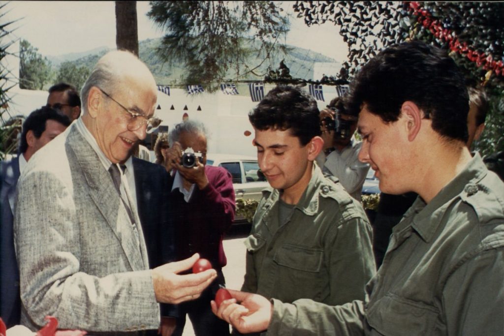 Πάσχα: Όταν έδωσαν στον Πρόεδρο… μελάτο πασχαλινό αυγό για τσούγκρισμα