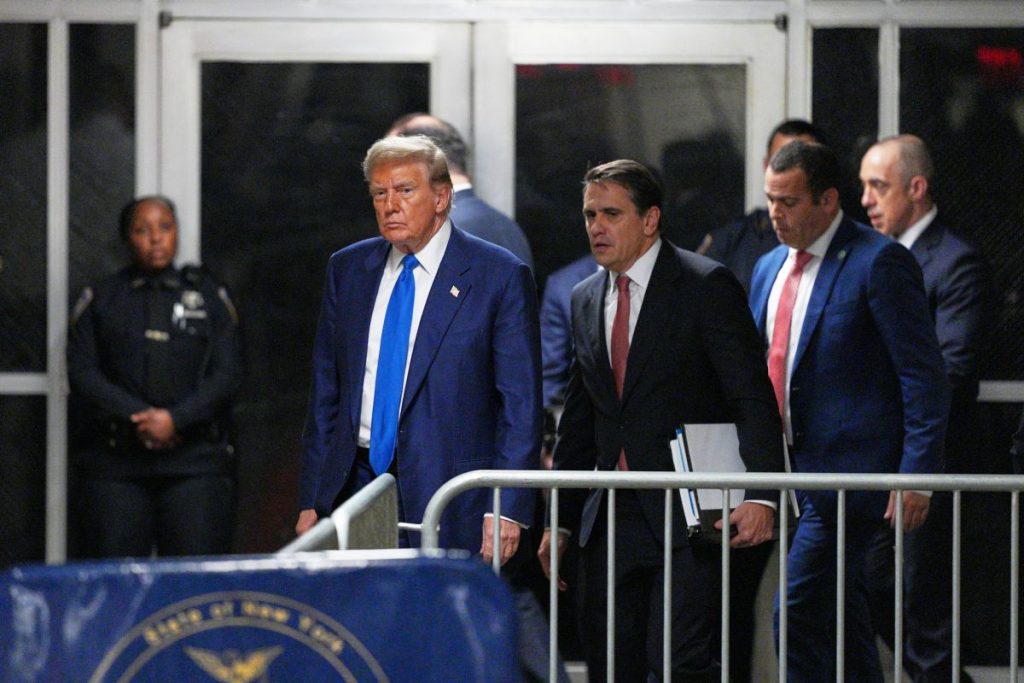 Πού το πάει ο Τραμπ; Πώς εκμεταλλεύεται προεκλογικά τη δίκη του