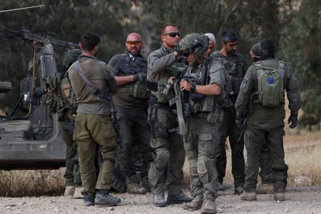 Το Ισραήλ άρχισε την απομάκρυνση αμάχων στη Ράφα ενόψει της εισβολής