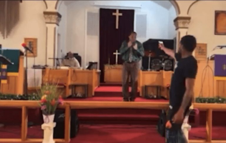 ΗΠΑ: Ενοπλος κατά Πάστορα σε εκκλησία στην Πενσιλβάνια – Δείτε το βίντεο