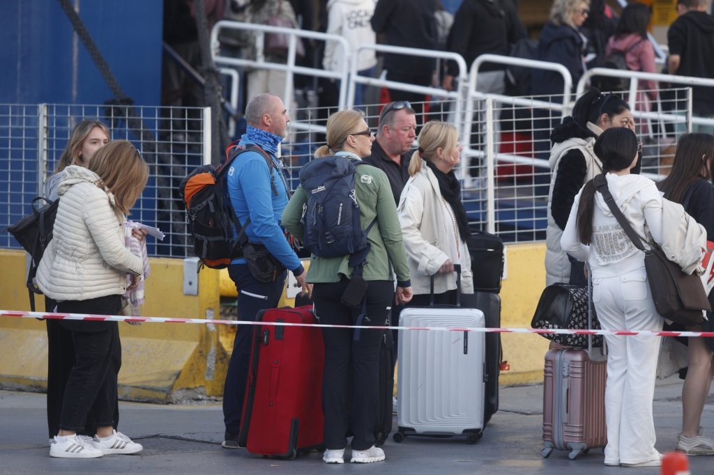 Πειραιάς: Μηχανική βλάβη σε πλοίο με εκατοντάδες επιβάτες