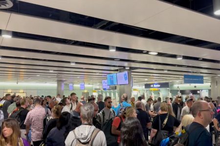 Χάος στα βρετανικά αεροδρόμια – Πρόβλημα στον έλεγχο των διαβατηρίων