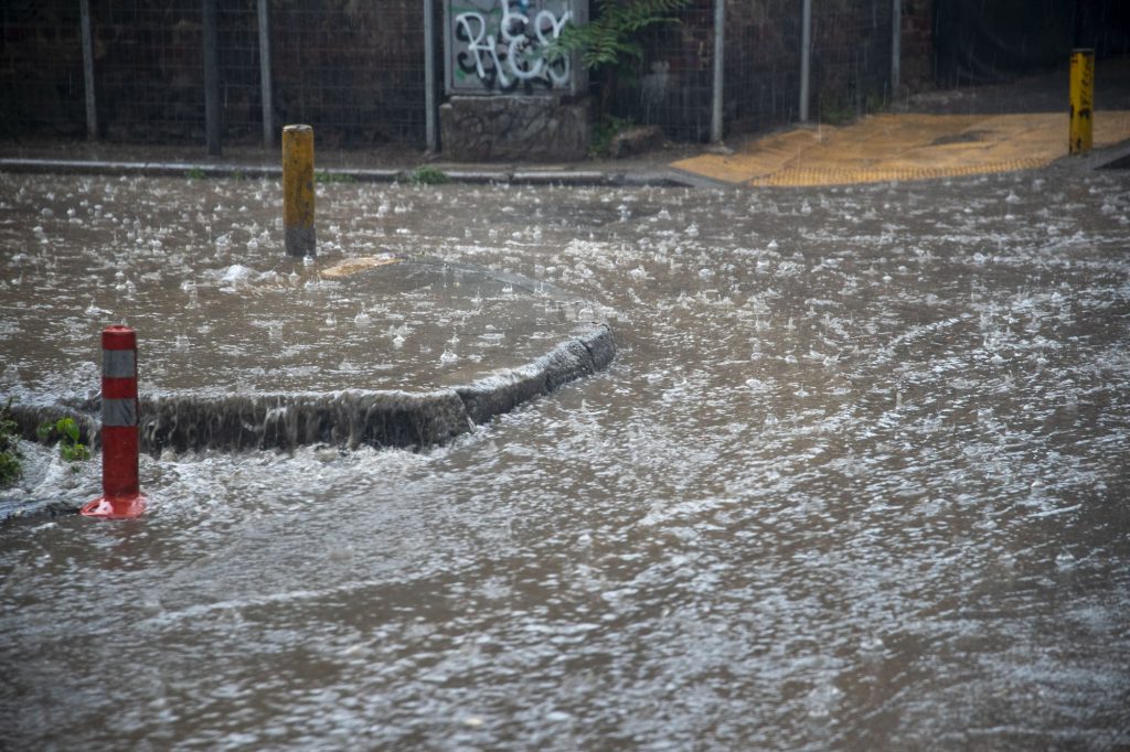 Θεσσαλονίκη: Διανομέας δίνει «μάχη» με χείμαρρο στο κέντρο της πόλης