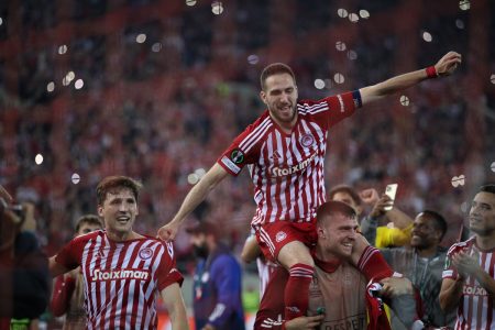 Ολυμπιακός: «Είσαι στο μυαλό κάτι μαγικό» τραγούδησαν οι παίκτες μαζί με τους φιλάθλους